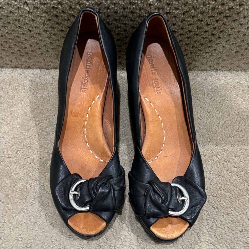 Gentle Souls Cupids Bow Black Soft Leather Peep Toe Comfort Heels 6.5